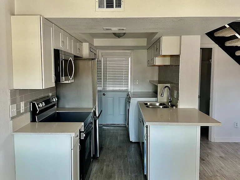 1504 E Indianola Ave — Photo 1