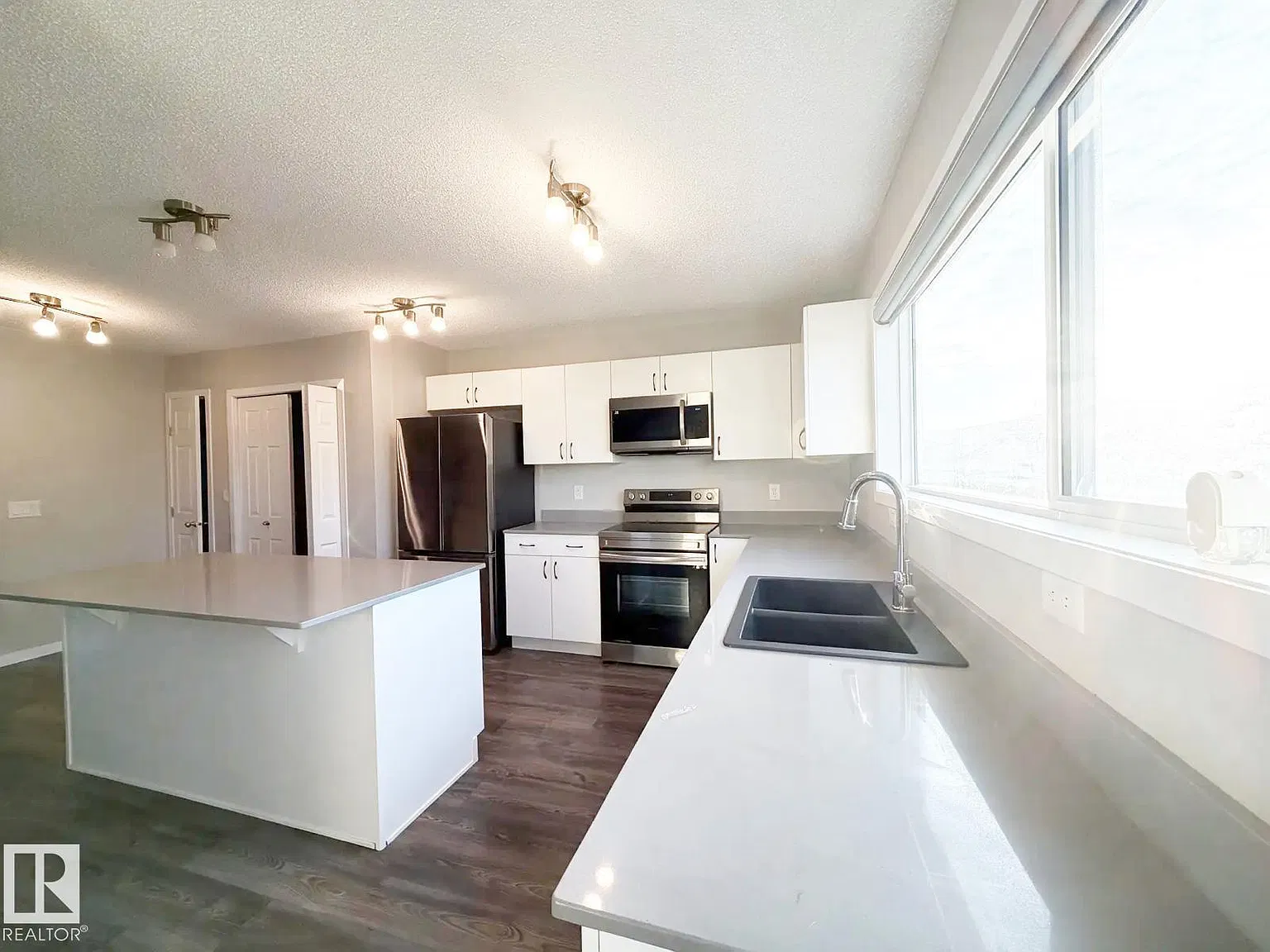 3 bed, 2.5 bath, 1521 sqft, $2,200 — Photo 3