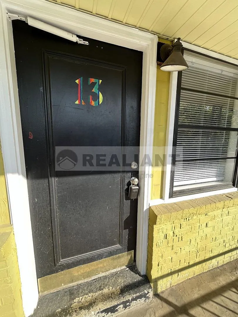 468 N Limestone — Photo 2