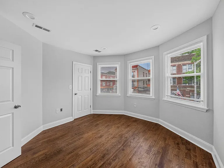 130 Lincoln Ave #2 — Photo 3