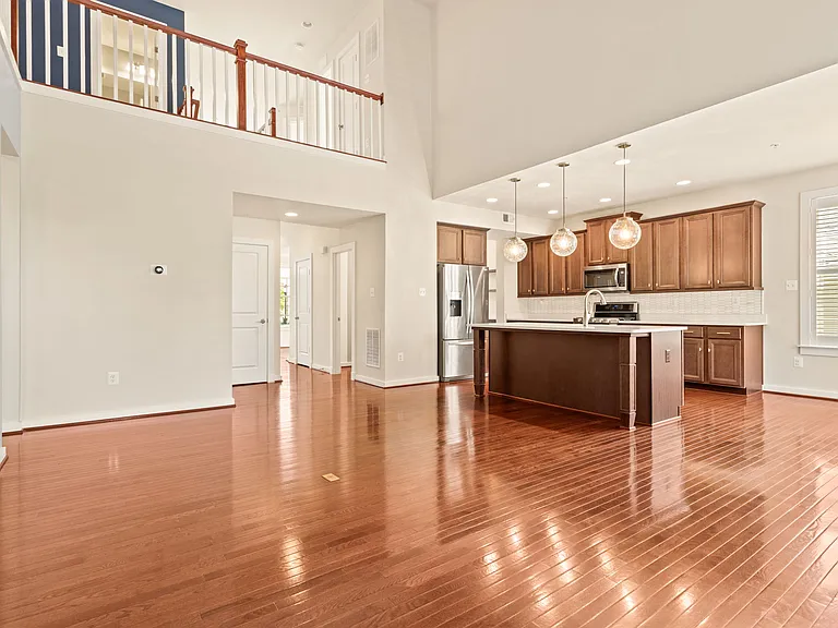 1112 Saxton Dr — Photo 3