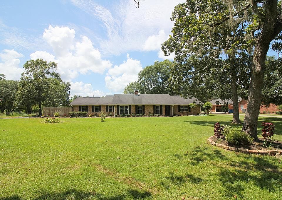 1st image of 410 W Pineshadows Dr