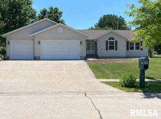 821 Pleasant Hill Dr, De Witt, IA 52742