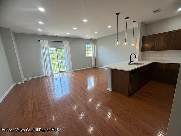 5th image of 106 Commons Lane