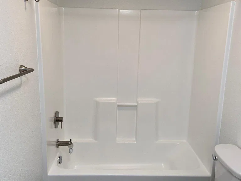 Bright white bath with full tub/shower