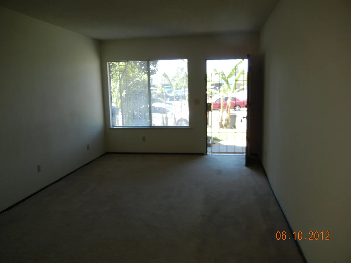 Building Photo - 2 Bedroom Duplex