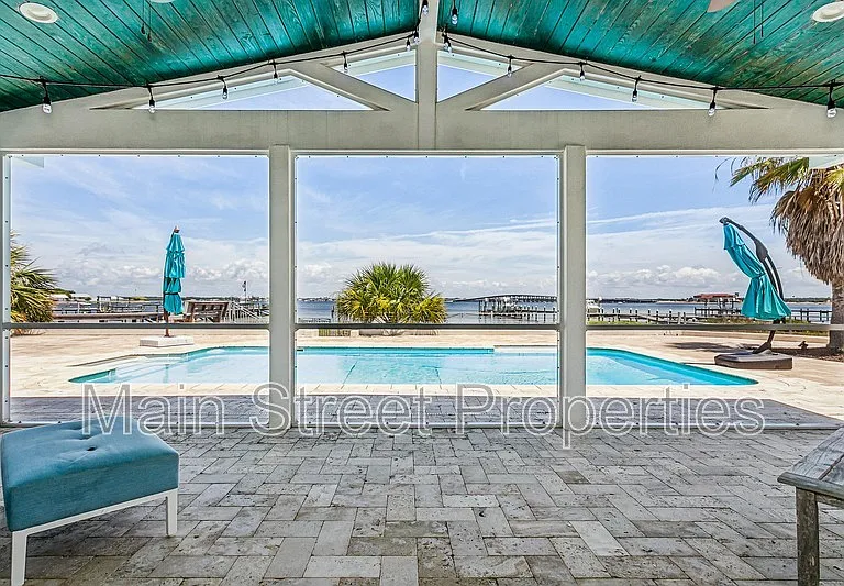 231 Sabine Dr — Photo 1