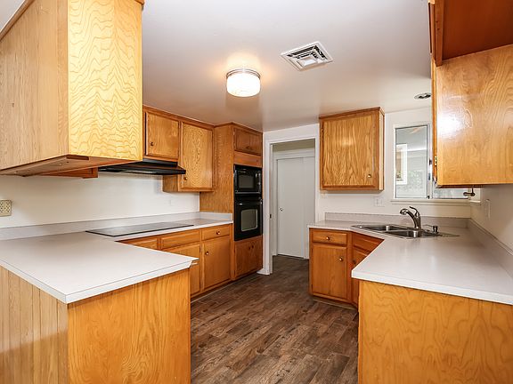 2nd image of 100 Hyacinth Ln