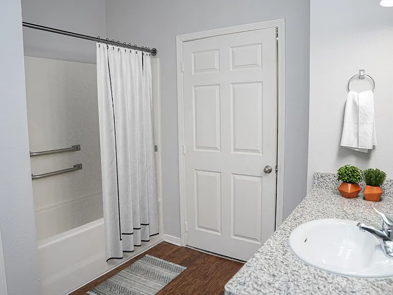 South Bluffs Apartments — Photo 16