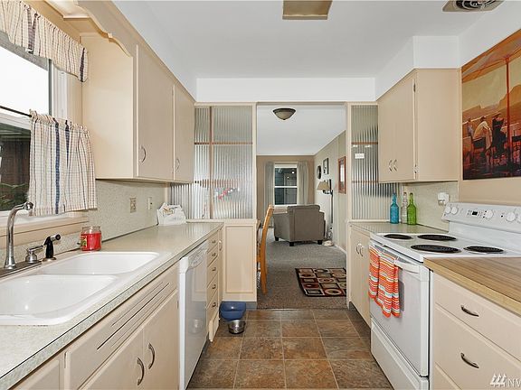 3rd image of 420 8th Ave NW