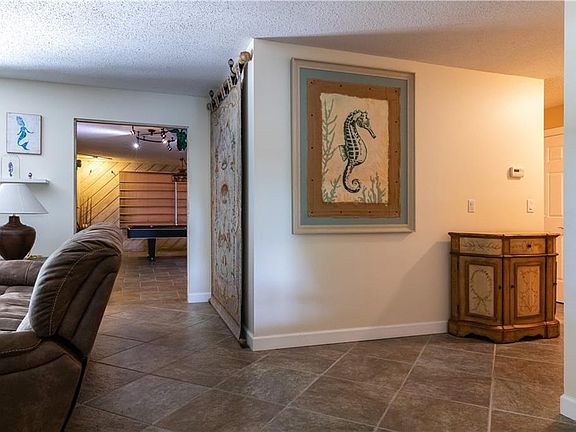 4th image of 1025 33rd Ave SW