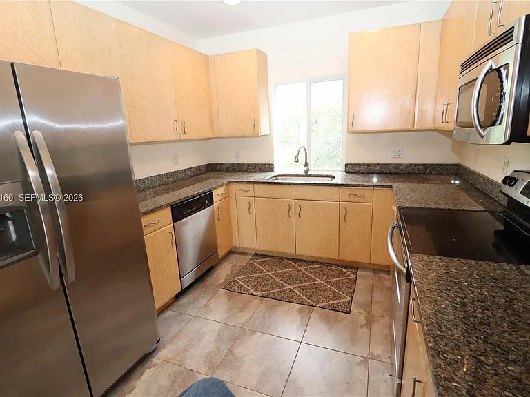 609 NE 28th St #1 — Photo 2