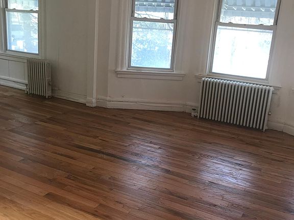 BIG LIVING ROOM SPACE