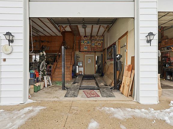 4th image of 804 E High St