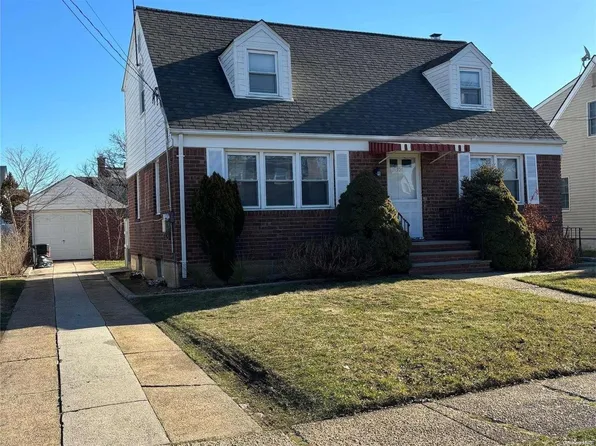 220 Mckinley Parkway, Mineola, NY 11501