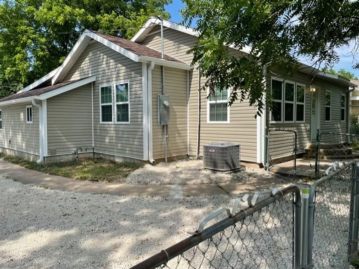 Building Photo - 212 W Blaze Rd