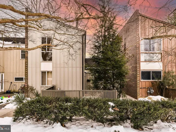 11332 Links Dr, Reston, VA 20190