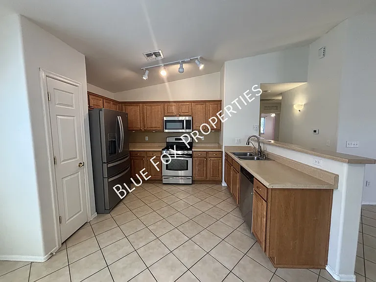 7135 S Oakbank Dr — Photo 2
