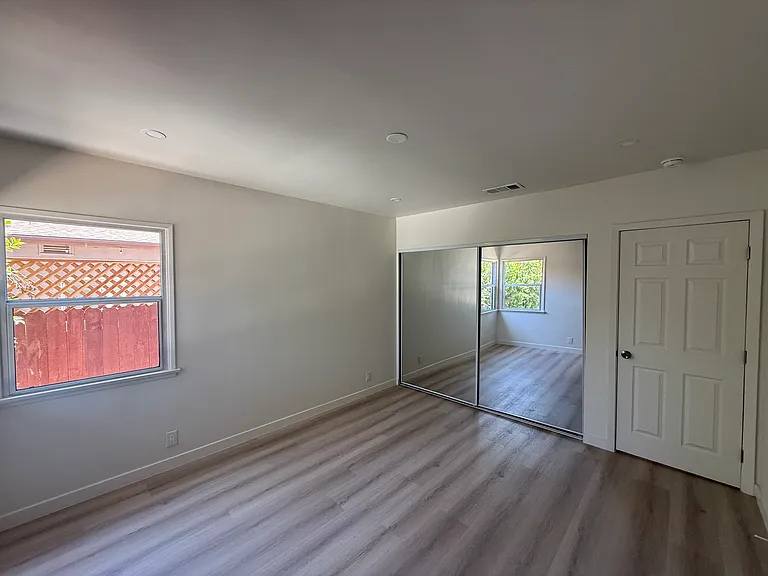 7725 Owensmouth Ave — Photo 14