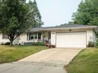 2566 Saratoga Dr, Waterloo, IA 50702