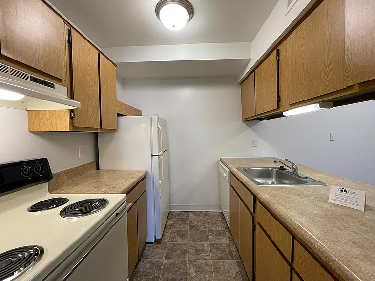 Charter Oaks Apartments — Photo 204