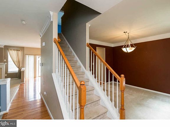 5th image of 831 Oak St