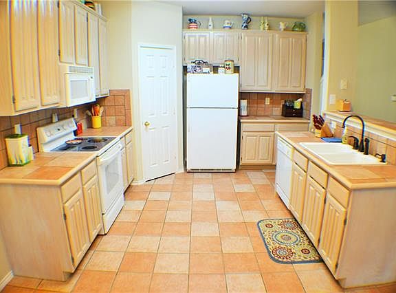 5th image of 11 Essex Ct