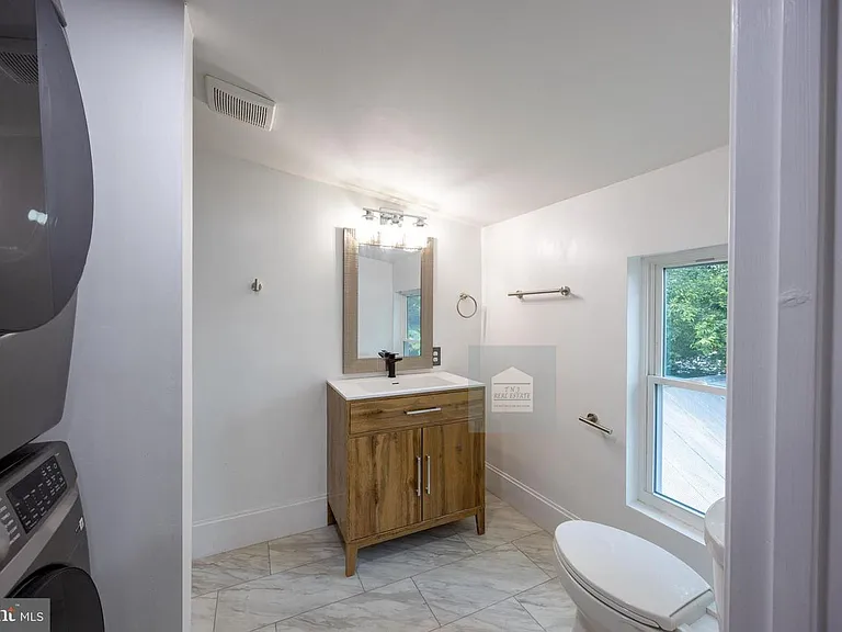 209 E Martin St #B — Photo 7