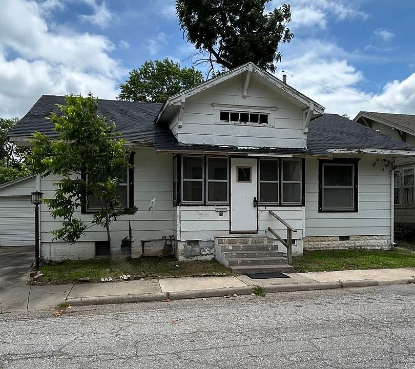 1st image of 15 4th Street Cir