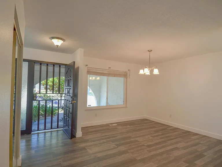1321 Astoria Dr — Photo 10