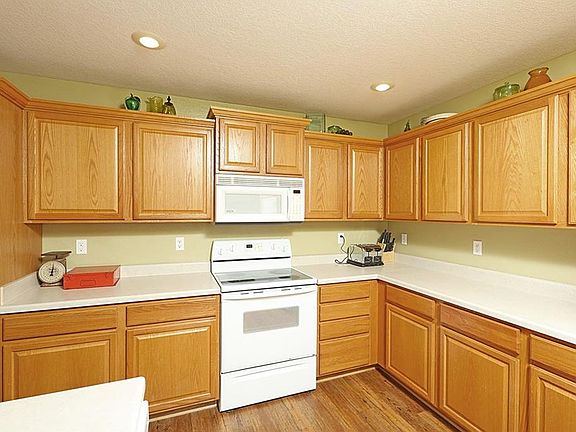 3rd image of 807 Edgewater Dr