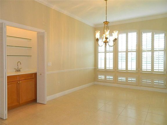 3rd image of 1000 Saint James Ln