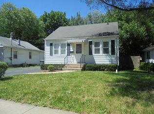 704 Parkway Ave, Elgin, IL 60120