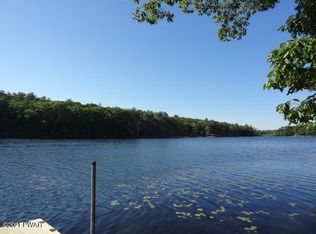 476 W Shore Dr, Hawley, PA 18428
