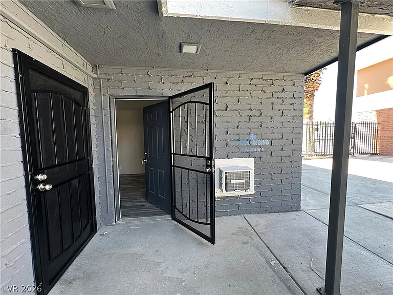 2105 Sunrise Ave #1 — Photo 3
