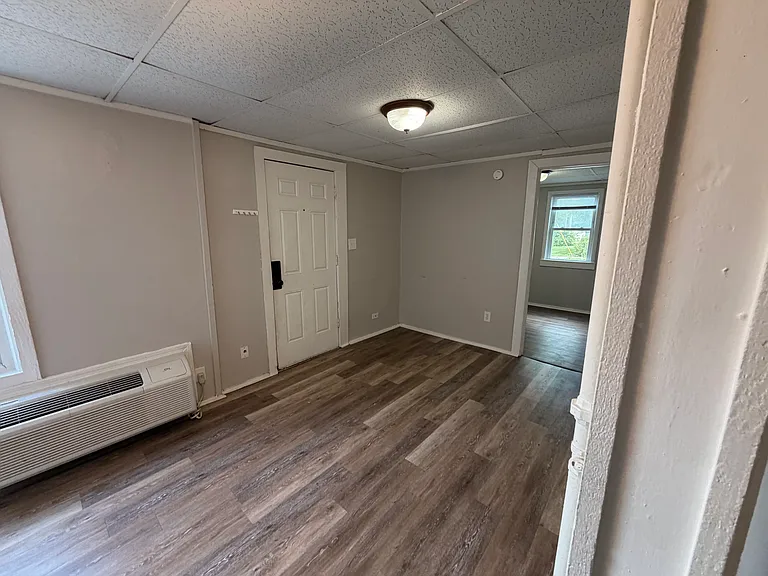 308 E Walnut St #8 — Photo 8