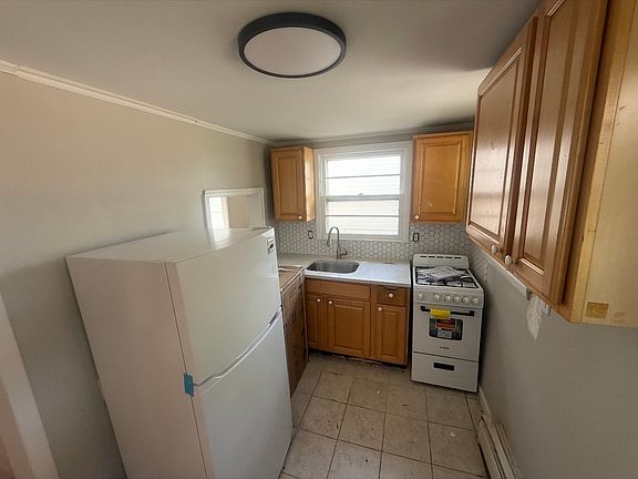 3rd image of 4 Saint James Pl APT 2