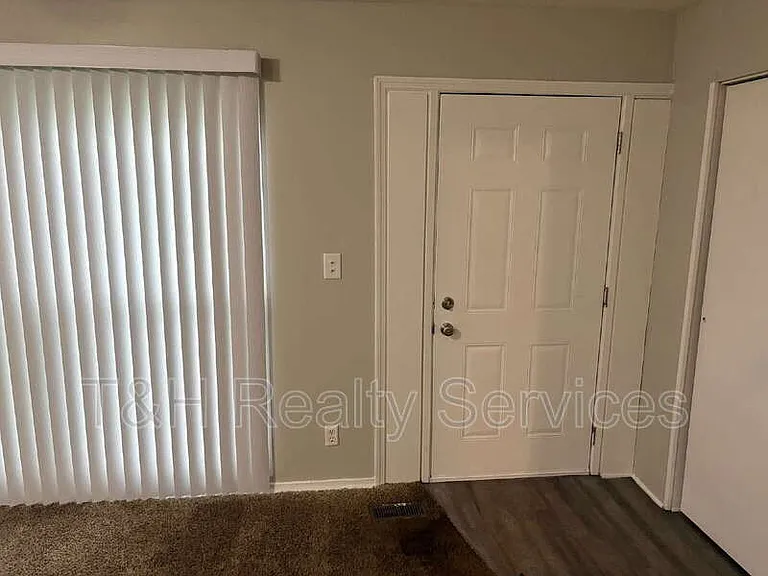 8513 E 37th Pl — Photo 2