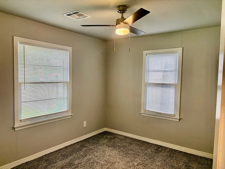 1702 W Britton Rd — Photo 13