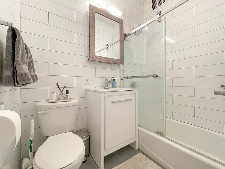 200 E 26th St #3D — Photo 5