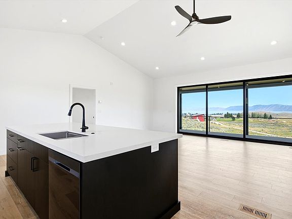 4th image of 2994 S Country Way W