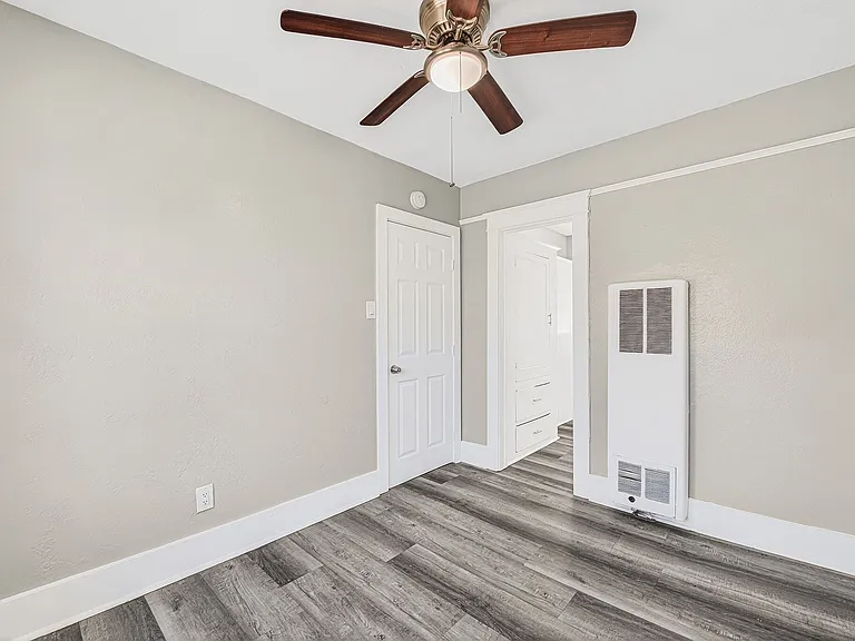 1557 Pine Ave — Photo 14