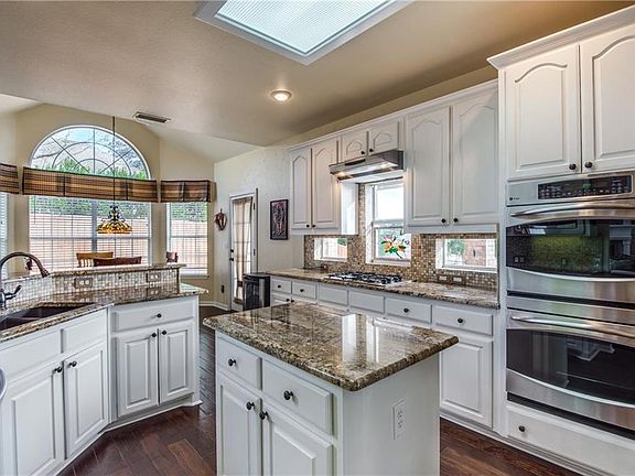 4th image of 2700 Parkside Ln