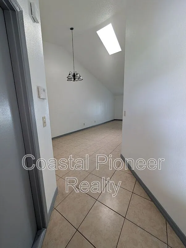 3 bed, 2.0 bath, 1227 sqft, $2,050 — Photo 3