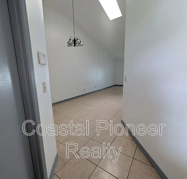 1331 Coolridge Dr — Photo 3
