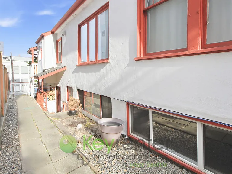215-221 E Louisa St — Photo 14