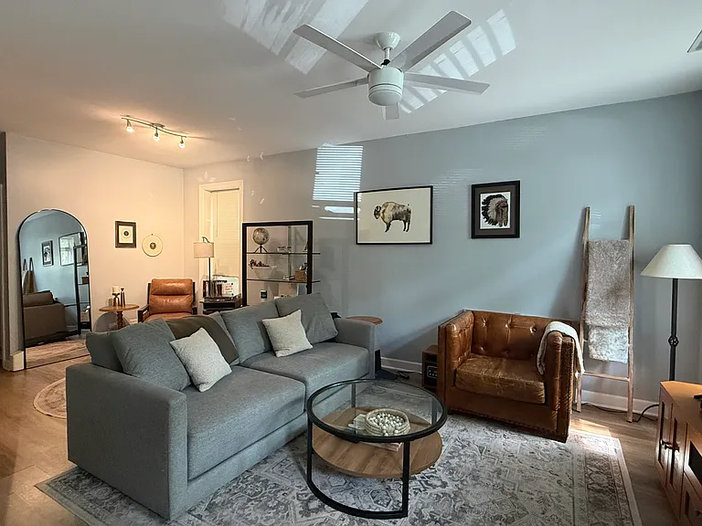 1038 N Hermitage Ave — Photo 1