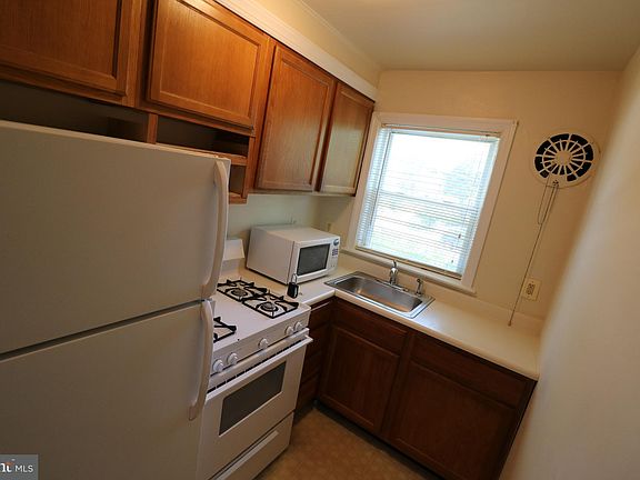 4th image of 911 Green St APT 1
