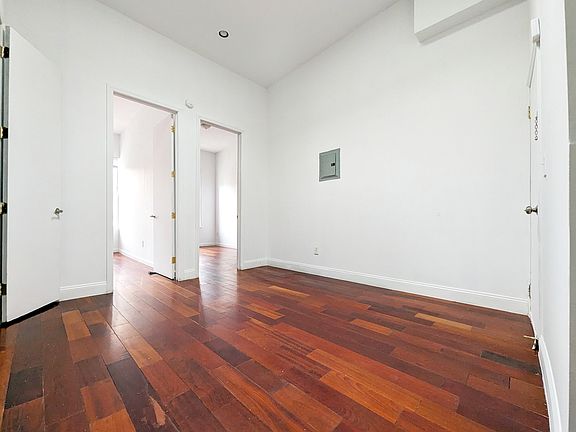 5th image of 901 Willoughby Ave APT 2F