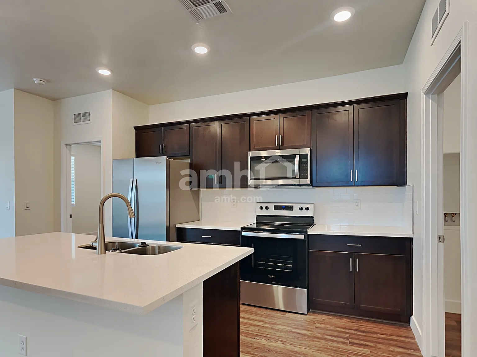3 bed, 2.0 bath, 1432 sqft, $2,270 — Photo 2